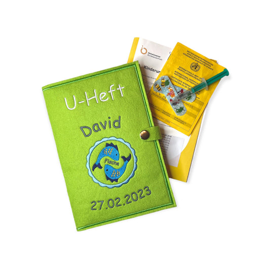U-Heft-Hülle personalisiert, bestickt mit Sternzeichen, Name und Geburtsdatum