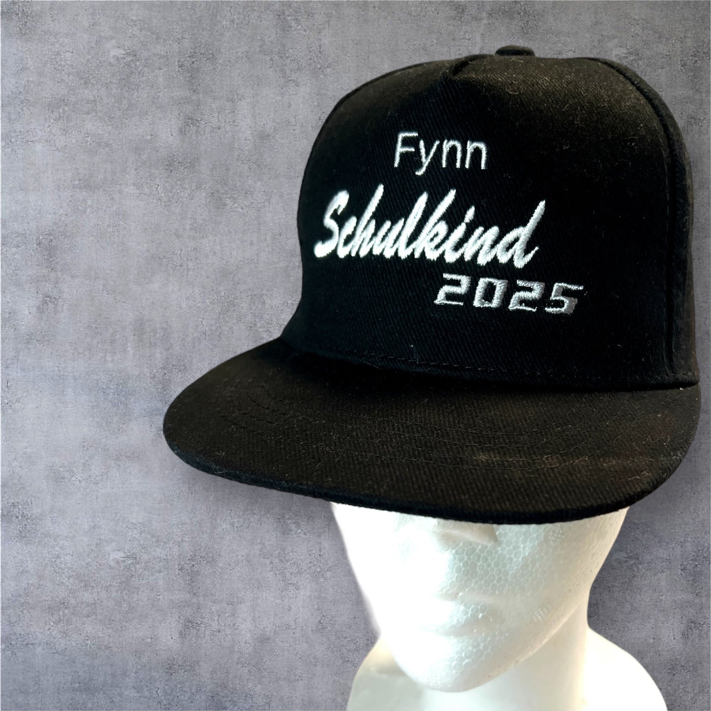 Schulkind Snapback Cap mit Name und Schuljahr, Schwarz mit Stickerei, Verstellbare Größe, Einschulungsgeschenk