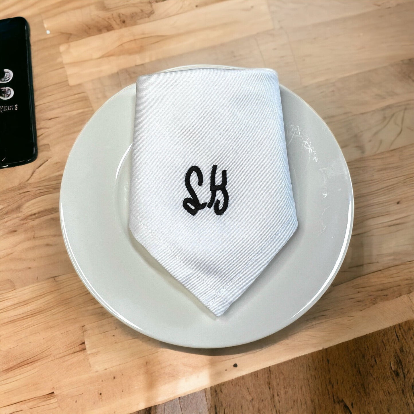 Bestickte Serviette mit Monogramm für den festlichen Esstisch personalisiert