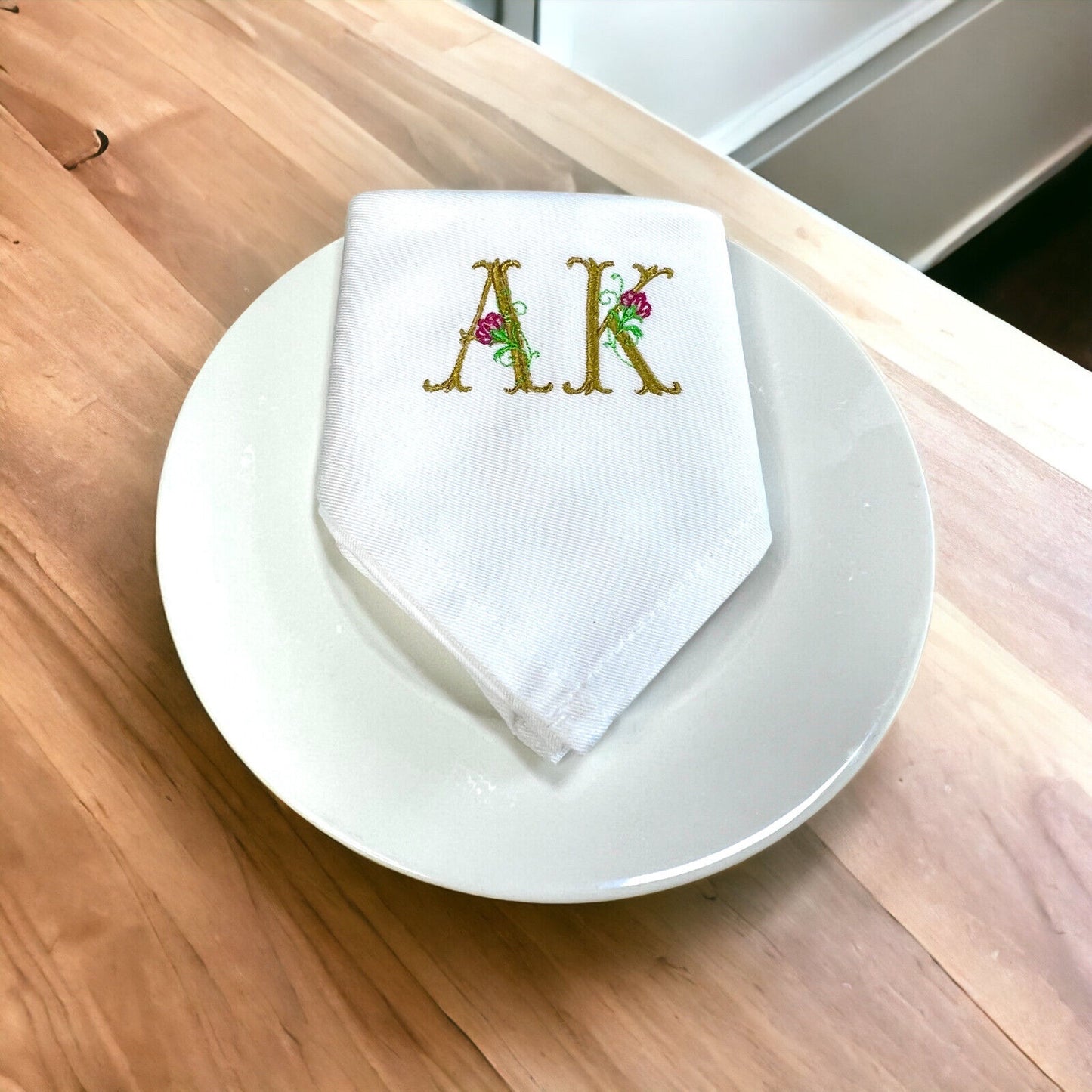 Bestickte Serviette mit Monogramm für den festlichen Esstisch personalisiert