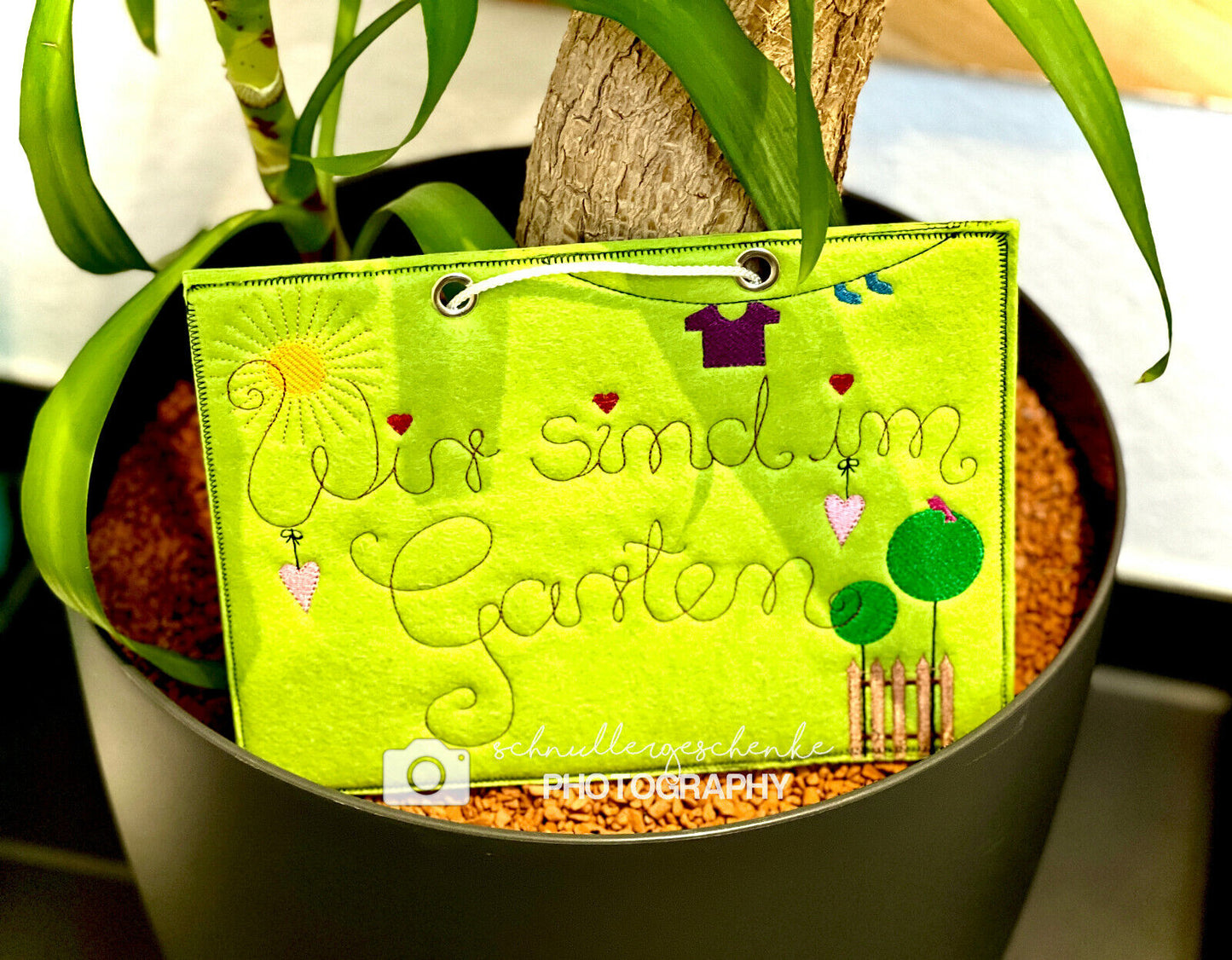 Gartenschild Wir sind... - Schild aus Filzstoff, bestickt, Sommer, Sonne, Garten