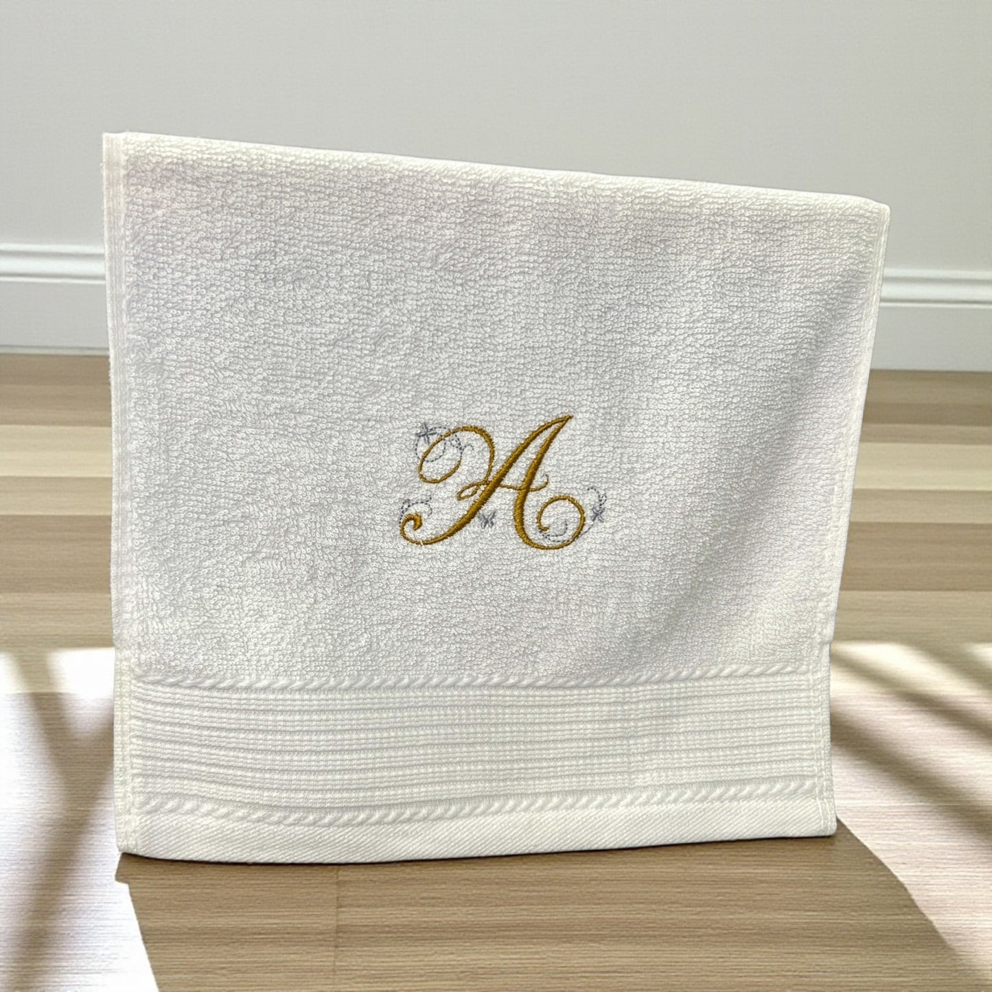 Handtuch mit Ein-Buchstaben-Monogram / Initiale, Handtuch, Sauna, Wellness, Duschtuch, edles Geschenk zu jedem Anlass