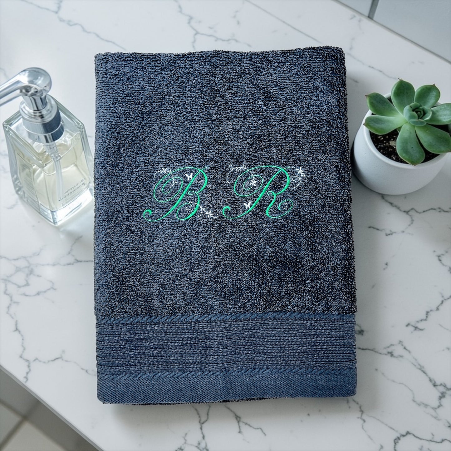 Handtuch mit Ein-Buchstaben-Monogram / Initiale, Handtuch, Sauna, Wellness, Duschtuch, edles Geschenk zu jedem Anlass