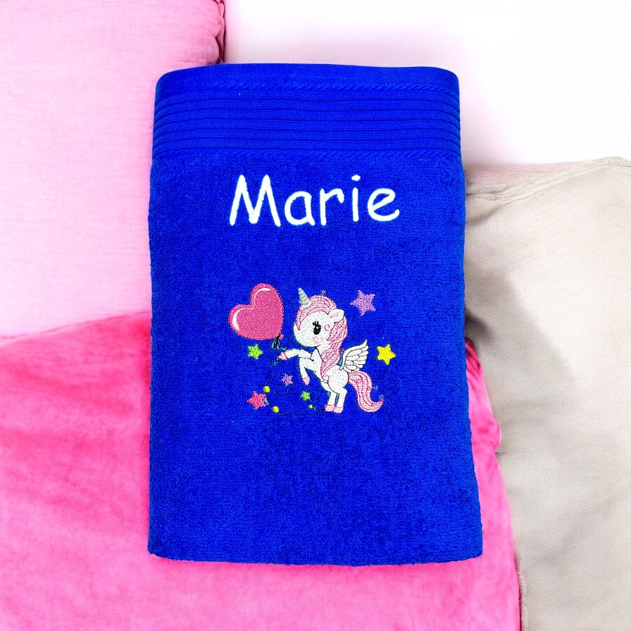 Handtuch mit Einhorn und Name bestickt