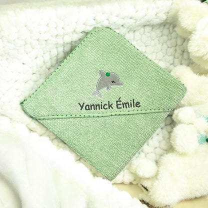 Kapuzenhandtuch mit Delfin und Name bestickt, Biobaumwolle, 100x100 cm, verschiedene Farben