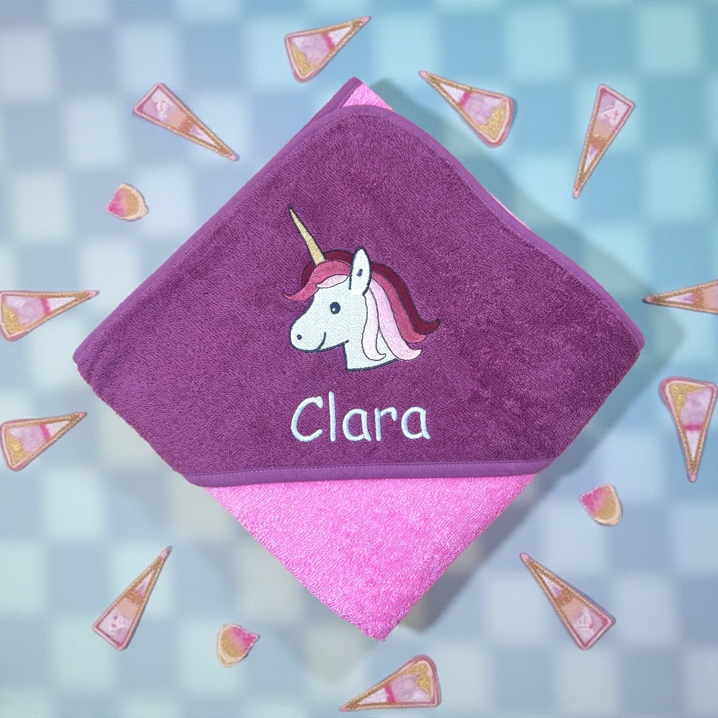 Pinkes Kapuzenhandtuch mit Name und Einhorn-Motiv bestickt 100x100 cm, Baby Geschenk