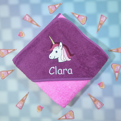 Pinkes Kapuzenhandtuch mit Name und Einhorn-Motiv bestickt 100x100 cm, Baby Geschenk