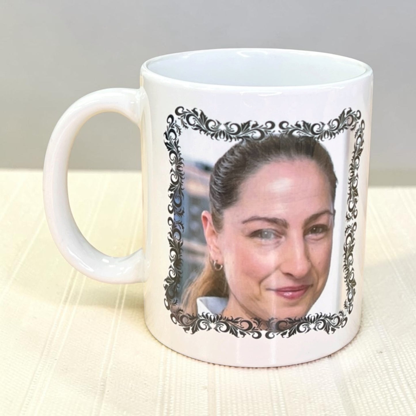 Personalisierte Fototasse mit romantischem Bilderrahmen & individuellen Wunschworten | Keramiktasse mit eigenem Foto