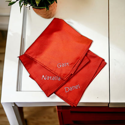 Bestickte Serviette mit Name für den Esstisch personalisiert