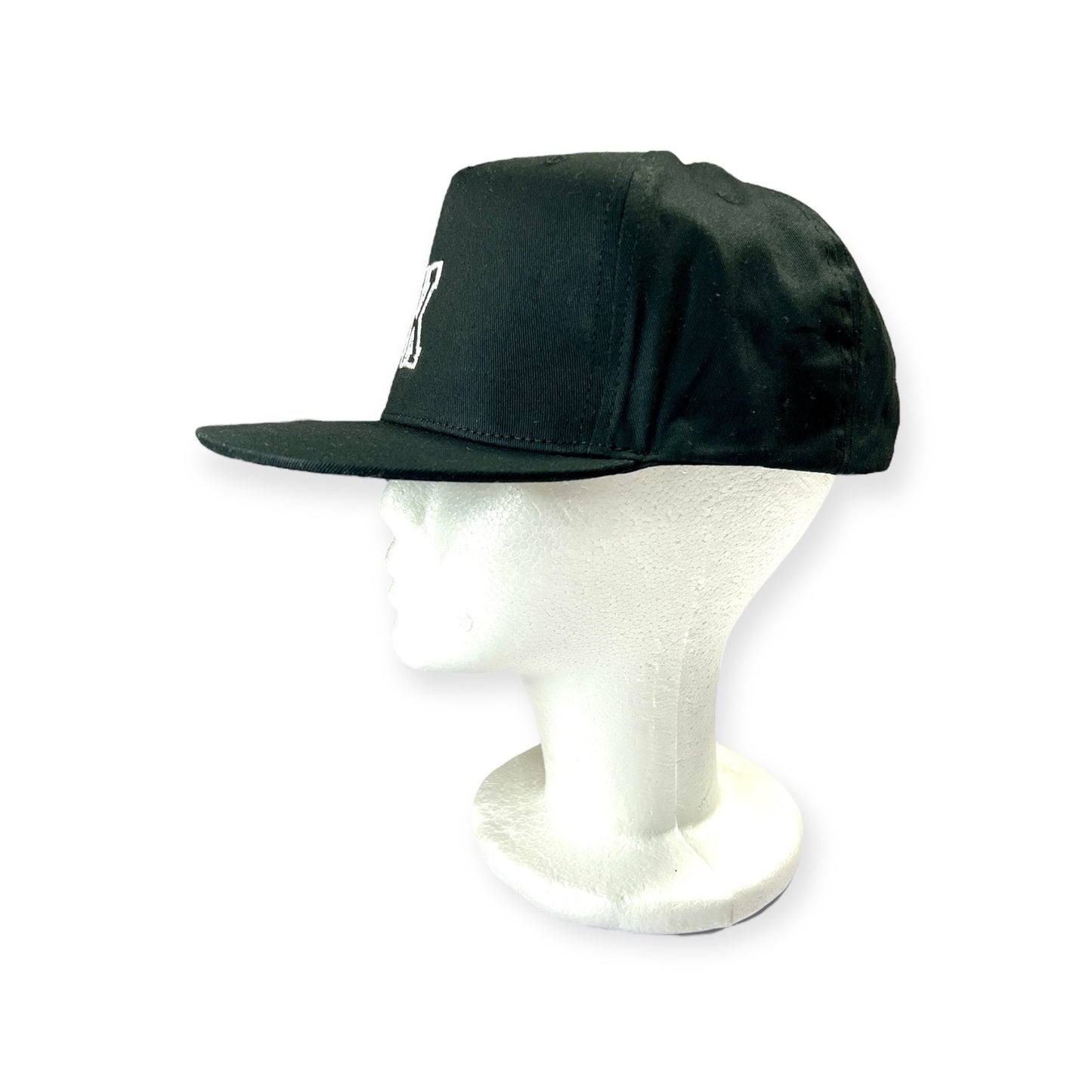 Snapback Baseball Cap mit Wunschbuchstabe, Schwarz mit Weißer Stickerei, Verstellbar