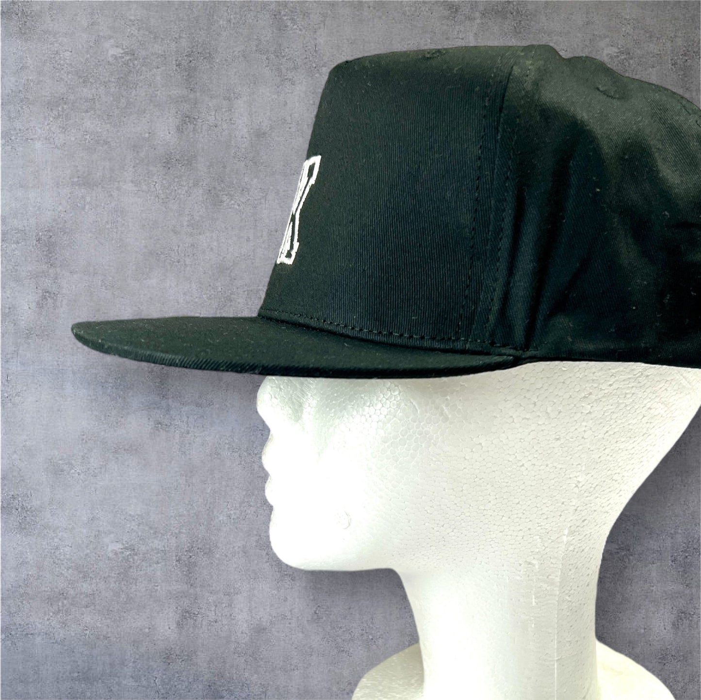 Snapback Baseball Cap mit Wunschbuchstabe, Schwarz mit Weißer Stickerei, Verstellbar