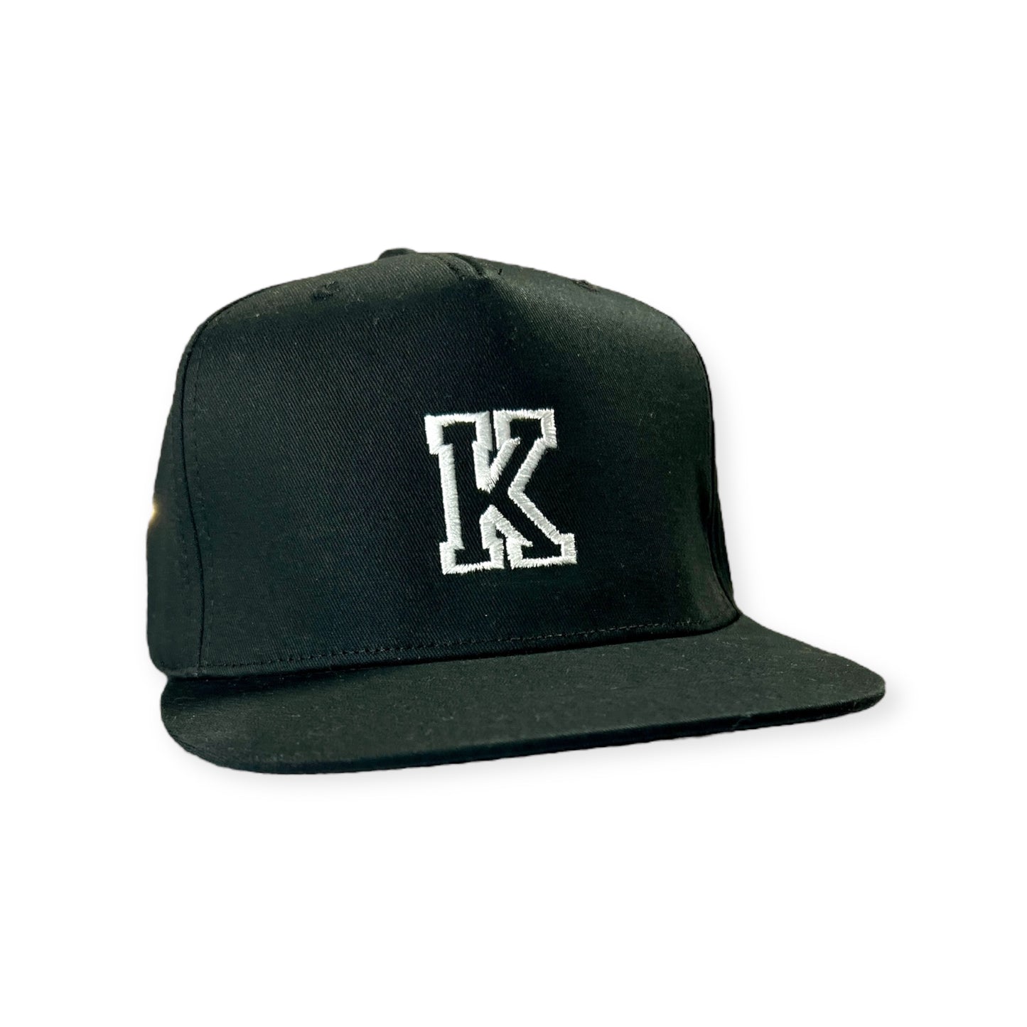 Snapback Baseball Cap mit Wunschbuchstabe, Schwarz mit Weißer Stickerei, Verstellbar