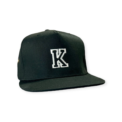 Snapback Baseball Cap mit Wunschbuchstabe, Schwarz mit Weißer Stickerei, Verstellbar