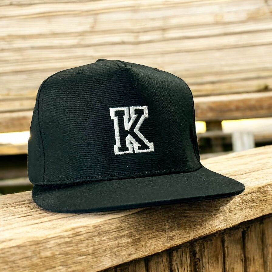 Snapback Baseball Cap mit Wunschbuchstabe, Schwarz mit Weißer Stickerei, Verstellbar