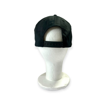 Snapback Baseball Cap mit Wunschbuchstabe, Schwarz mit Weißer Stickerei, Verstellbar