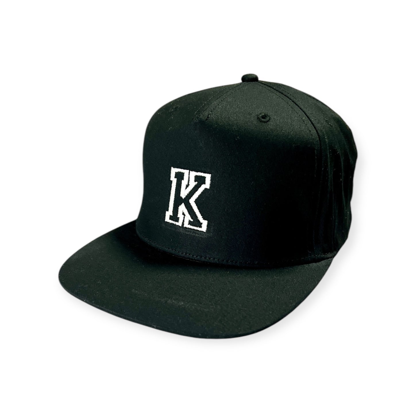 Snapback Baseball Cap mit Wunschbuchstabe, Schwarz mit Weißer Stickerei, Verstellbar