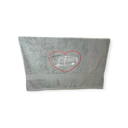 Wohnwagen mit Herz Handtuch mit Name bestickt, Duschtuch, Urlaub, Strand