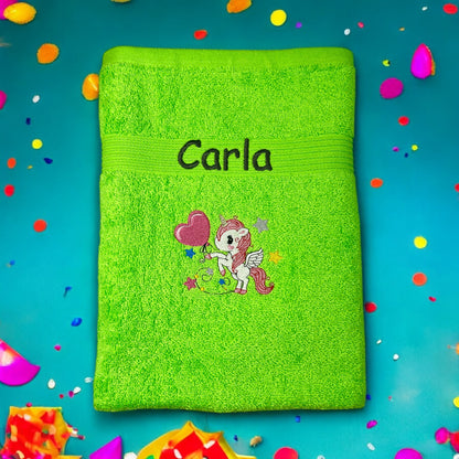 Handtuch mit Einhorn und Name bestickt