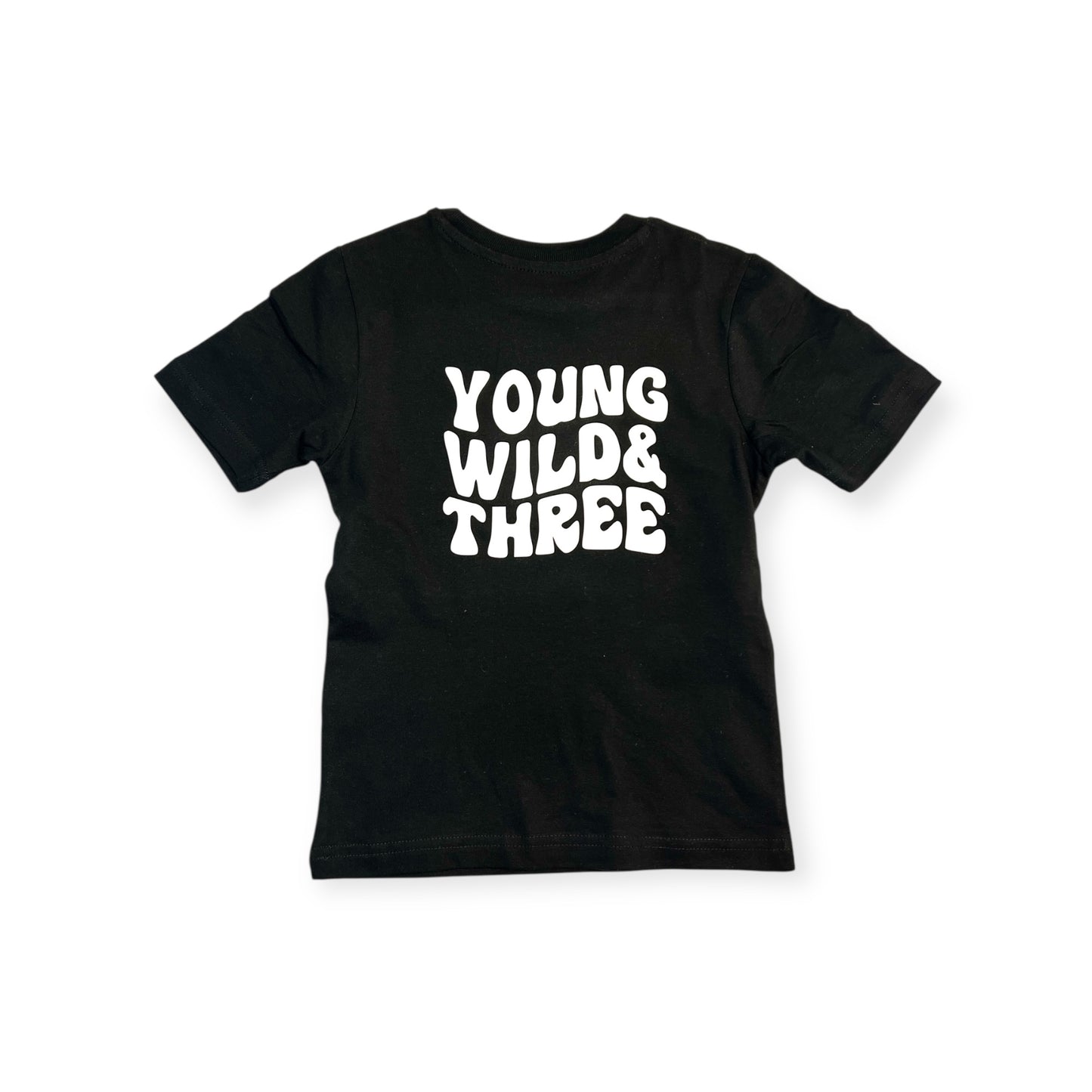 Young wild & three T-Shirt zum 3. Geburtstag mit Name personalisiert, schwarz