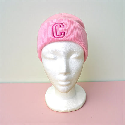 Personalisierte Beanie mit Initiale – bestickte Mütze im College-Style
