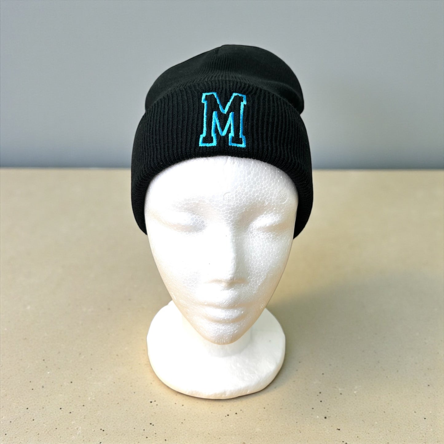 Personalisierte Beanie mit Initiale – bestickte Mütze im College-Style