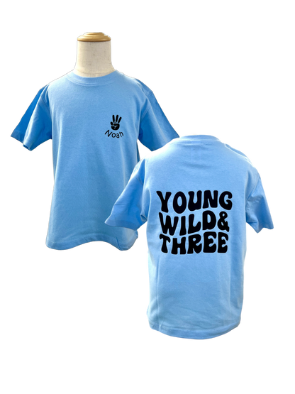 Young wild & three T-Shirt zum 3. Geburtstag mit Name personalisiert, schwarz oder hellblau