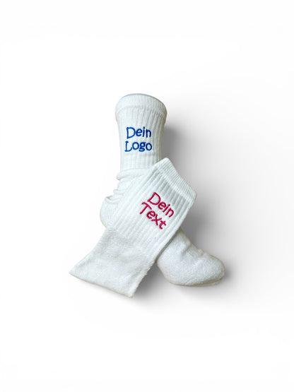 Weiße Sportsocken mit individueller Bestickung – Individuelles Geschenk, Tennissocken, Vereinssocken & Firmensocken