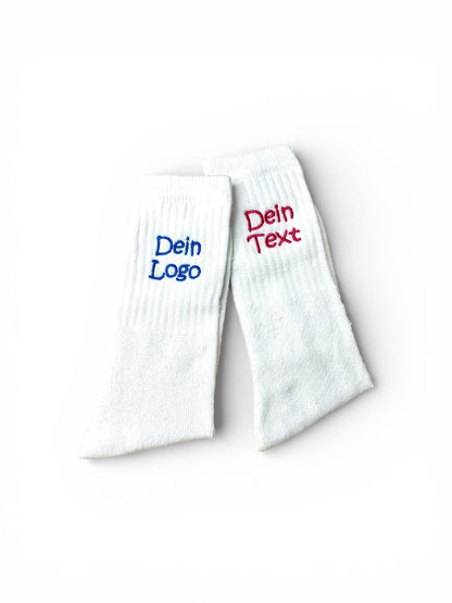 Weiße Sportsocken mit individueller Bestickung – Individuelles Geschenk, Tennissocken, Vereinssocken & Firmensocken