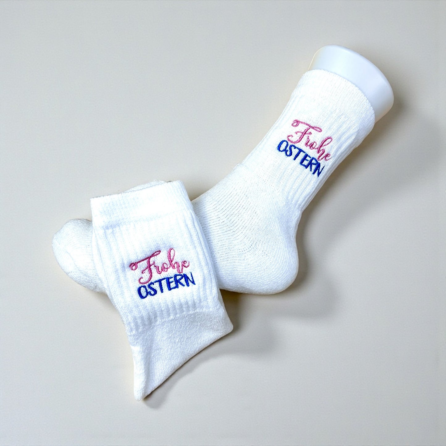 Tennissocken mit Ostermotiv bestickt, personalisierbar