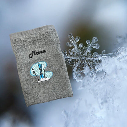 Handtuch mit Ski und Name bestickt